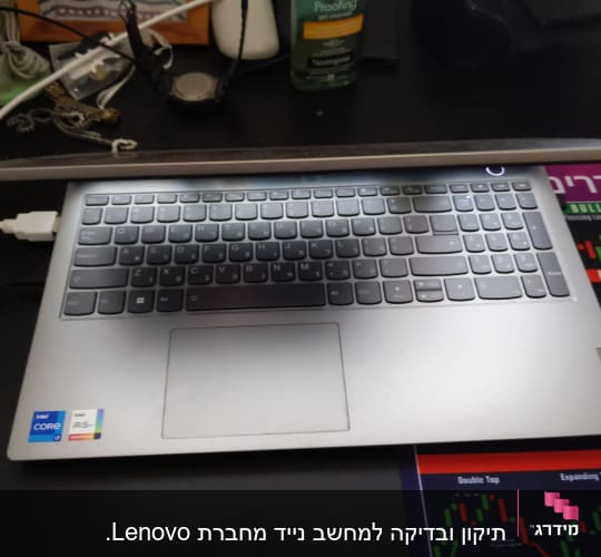 מחשב נייד לנובו עם מדבקות אינטל על שולחן עבודה